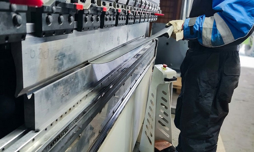 板金加工サービスには何が含まれますか？